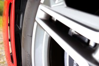 フロントバンパー両端に設けられたスリットが、走行中のボディーサイドに流れるエアを整流する。クラストップレベルの空力性能を誇るとメルセデスは説明している。