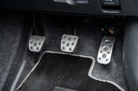 6段MTモデルにはアルミペダルが標準装備で、レイアウトはご覧の通り。クラッチの操作感は重くなく、つながった感触もわかりやすい。