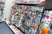 タブレット端末にまつわる周辺機器のコーナー。クレードルにしろ充電器にしろ、モノの多さにめまいがしてくる。皆、どうやって商品を選んでいるのだろう？