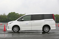 240kPaの適正空気圧が入ったタイヤを履く「トヨタ・ノア」。