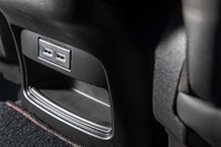 センターコンソールの後端には、後席用のUSBソケットが2つ配置される。