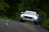 足まわりは、ストローク感のある快適なセッティング。今回の試乗車はオプションの「電子制御式リア・エアサスペンション、ドライビングモード選択式FOUR-Cアクティブパフォーマンスシャシー」を装備していた。