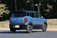 この試乗車のボディーカラーは新規設定された「ミスティックブルーメタリック」と「ブラックタフ」のツートン。ただのブラックはルーフだけが塗り分けられるのに対し、ブラックタフではドア下部やバンパーなども黒塗りになる。