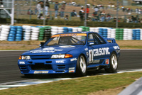 1990年、全日本ツーリングカー選手権（JTC）での「スカイラインGT-RグループAカルソニック」（BNR32）。2.6リッター直6ツインターボユニットは550PSまでスープアップされていた。