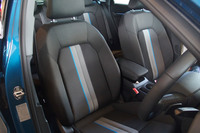 限定台数375台が販売される「A3スポーツバック ファーストエディション」のインテリア。「デビュークロス」と呼ばれるブルーアクセントデザインのシート表皮が採用されている。