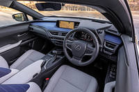 レクサスのデザイン文法を採用しながら、視界の確保にこだわってデザインされたインテリア。インパネはドライバー側を向き、運転に集中できるよう配慮されている。ダッシュボードの上部は、和紙のような風合いのシボで覆われ、独自の質感を醸し出す。