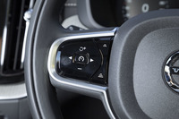 「XC60」は全車速追従機能付きのアダプティブクルーズコントロールを標準装備。操作スイッチは、ステアリングホイールの左側スポークに備わる。