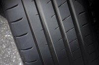 非対称デザインの「アドバンスポーツV107」のトレッド面。排水性に優れる内側（写真右側）はウエット性能が、対する外側はドライ性能が従来品より向上している。