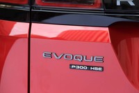 テスト車はガソリンモデルの最上級グレード「R-DYNAMIC HSE P300 MHEV」。車両本体価格801万円に、およそ215万円分のオプションが装着されていた。