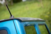 ドアを開けた際に雨が垂れてくるのを防ぐドリップレール。より積載幅の広いルーフキャリアの装着も可能にする。