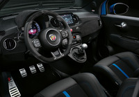 ダッシュボードにアルカンターラがあしらわれたコックピット。右／左ハンドル仕様がそれぞれ100台ずつ販売される。