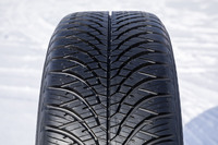 「ブルーアース4S AW21」のV字をモチーフにしたトレッドパターン。国際基準で定められたシビアスノータイヤ条件適合の証しとなる「スノーフレークマーク」が打刻されており、チェーン規制時でも走行可能なタイヤとして認められている。