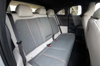 リアシートそのものは平板なつくりながら、足元スペースも頭上スペースも大人が実用できる最低限は確保される。