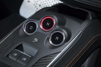 トランスミッションは標準モデルと同じゲトラグ製の7段デュアルクラッチ式AT。シフトセレクターはプッシュボタン式。