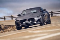 2リッター直4モデル（写真）は後輪駆動限定となるが、5リッターV8モデルや、日本で販売される3リッターV6モデルには四輪駆動車が用意される。