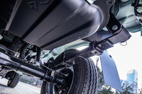 リアの4枚リーフスプリングは「エクストラ」と「スタンダード」グレードの4WD車に標準装備される。2WD車では5500円のオプションアイテムとなる。