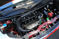 ハイブリッドシステムはスズキの独自開発によるもので、1.2リッターエンジンに走行用のリチウムイオンバッテリーと「MGU」と呼ばれる走行用モーターを組み合わせている。