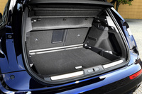 荷室のフロアは2段式。フロア高を調節することで高さのある荷物にも対応できる。写真はフロアレベルを下げた状態。