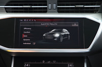 ドライビングモードはセンタークラスター下部に位置するコントローラーで選択。カスタマイズモードの「インディビジュアル」を含め、5種類のモードが用意されている。