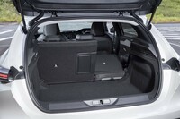 荷室容量は412～1323リッター。後席の背もたれは40：60分割式。