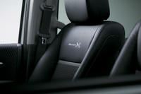 「ステップワゴン モデューロX」に採用される専用ブラックコンビシート（プライムスムース×ソフトウィーブ／Modulo Xロゴ入り）。