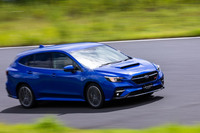 新型「レヴォーグ」のサーキット走行シーン。2019年の東京モーターショーに展示されたデザインスタディーのイメージを、ほぼそのまま市販車に投影。立体的な六角形のフロントグリルや“Cシェイプ”と呼ばれるLEDヘッドランプなど、特徴的なディテールの採用が確認できる。