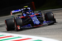 ベルギーGPでのダニール・クビアトに続き、イタリアGPではピエール・ガスリー（写真）にもホンダの新型「スペック4」ユニットが搭載されたことで、ガスリーはペナルティーを受け17番グリッドからスタート。トロロッソのもう1台、クビアトは12番グリッドから入賞を目指した。しかしクビアトのマシンは31周目に白煙をあげてストップ、リタイア。ガスリーは、スピンしたランス・ストロールのマシンを避けようとしてコースオフするなどしながら、入賞圏まであと一歩及ばず11位でレースを終えた。（Photo=Toro Rosso）