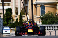 昨年はポールポジションからレースをリードするも、タイヤ交換時のチームのミスにより2位で涙を飲んだダニエル・リカルド（写真）。今年は予選5位からオーバーカットを狙い、メルセデスのバルテリ・ボッタスとチームメイトのマックス・フェルスタッペンを抜くことに成功。昨年とは一転して笑顔の3位表彰台となった。（Photo=Red Bull Racing）