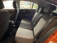 リアシート。写真から想像するほどヘッドクリアランスは悪くない。