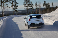 いわゆるワンペダルドライブのデキがいいため、下り坂のカーブを前にしてもアクセルを緩めるだけで適切に減速できる。フットブレーキによって滑るきっかけをつくる恐怖がないのがいい。