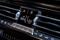 エアコンは、10.25インチのタッチパネル式センターディスプレイで「BMWジェスチャーコントロール」を利用しコントロールできるほか、吹き出し口下部のスイッチ（写真）を用いて直感的かつダイレクトに操作も可能。