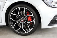 本国ではオプション扱いとなる19インチタイヤ＆ホイールを標準装備。タイヤは専用開発品となる「ブリヂストン・ポテンザS001」を履く。