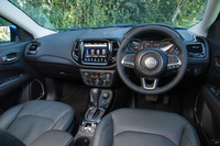 「リミテッド」のインストゥルメントパネルまわり。リミテッドと「ロンジチュード」には、8.4インチ液晶を搭載したジープ最新のパナソニック製ナビゲーションシステムが装備される。