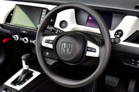 ステアリングホイールは懐かしさ漂う2本スポークタイプ。「ベーシック」ではウレタン巻きを装備する。