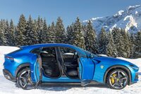 ドアはいわゆる“観音開き”で、後席の優れたアクセス性と車体のコンパクト化を両立。リアドアには電動オープナーも装備されている。