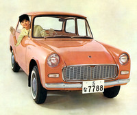 1961年「トヨタ・パブリカ」。700ccの空冷フラットツインを積んだベーシックな2ドアセダン。後に「コンバーチブル」なども加えられ、通称“ヨタハチ”こと「トヨタ・スポーツ800」のベースにもなった。