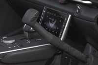 減速はスティック状の「レバーブレーキ」を押し込むことで行う。ハザードスイッチはノブ側面にあり、レバーから手を離すことなく操作できる。