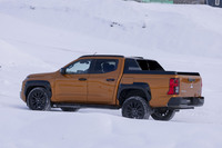 シャシーはわざわざ新開発したというラダーフレーム。足まわりはフロントがダブルウイッシュボーン、リアがリーフスプリングによる車軸式だ。