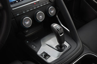 シフトセレクターはガングリップタイプ。3連の空調スイッチはライカのレンズがモチーフという。