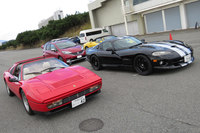 清水草一氏の「フェラーリ328GTS」とのツーショット。ボディーのツヤや内装の状態など、いわゆる“程度”の落差にまあビックリ。