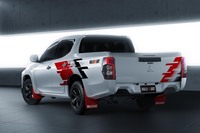 「トライトン ラリーアート（ダブルキャブ）」のリアビュー。