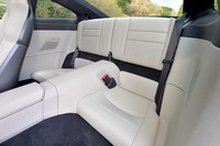 小ぶりな独立型リアシート。背もたれは可倒式で、フラットなラゲッジスペースとして利用できる。