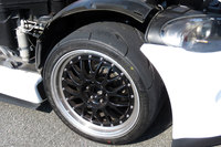 男らしさ全開のトレッドパターン（？）が目を引く、ナンカンのSタイヤ。オーナー氏いわく、熱持ちがよくグリップ力も強いのだが、「雨が降ったら即アウトです」とのこと。Sタイヤの中でも、“ご利用は計画的に”系のアイテムのようだ。