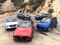 試乗車として用意された、さまざまな韓国車。写真手前の赤いモデルは8代目となる新型「ヒュンダイ・ソナタ」で、2019年3月に本国で発売された。