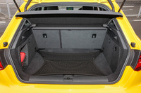 定員乗車時の荷室容量は340リッター。