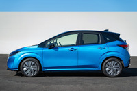 ボディーサイズは全長×全幅×全高＝4045×1695×1520mmと、従来型より主に全長を縮小。見た目にも凝縮感が増している。