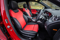 23万2000円の有償オプションとなる「AMGレザーエクスクルーシブパッケージ」が選択された今回の試乗車には、クラシックレッドとブラックのコンビネーション表皮による本革シートが装備されていた。シート表皮色はブラック単色も選択できる。