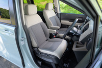 シート表皮はファブリックとプライムスムース（合皮）の組み合わせ。シートバックの形状変更によって車内での移動をしやすくしている。