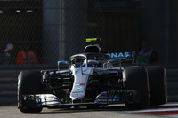 アグレッシブに攻めるとタイムを失いがちといわれるソチのコースを得意とするのがボッタス（写真）。GP初年度の2014年はウィリアムズをドライブし3位表彰台、昨年は悲願の初優勝を記録したゲンのいいサーキットで、7月のオーストリアGP以来となる今季2度目のポールポジションを獲得した。こうなれば今年初勝利を目指したいところだったが、チームメイトでポイントリーダーのハミルトンからは既に110点も離されており、サポート役に徹することも考えられた。実際、勝利を狙える位置にいながら、チームからの指示でハミルトンに1位のポジションを譲り、最後までその座を返されず、2位でチェッカードフラッグを受けることに。「難しい日だった。チームとしてはいい結果だったが、個人的には、見ての通り、受け入れるのが難しいものだった」とはレース後の弁。（Photo=Mercedes）