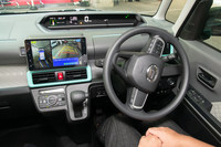 自動操舵技術によって駐車をアシストする「スマートパノラマパーキングアシスト」。並列駐車、縦列駐車の双方に対応しており、駐車枠の前（縦列駐車では横）に停車して枠を読み込ませると、その後のハンドル操作を自動で行ってくれる。前進、後退のシフトの切り替えと、ペダルの操作はドライバーが行う。